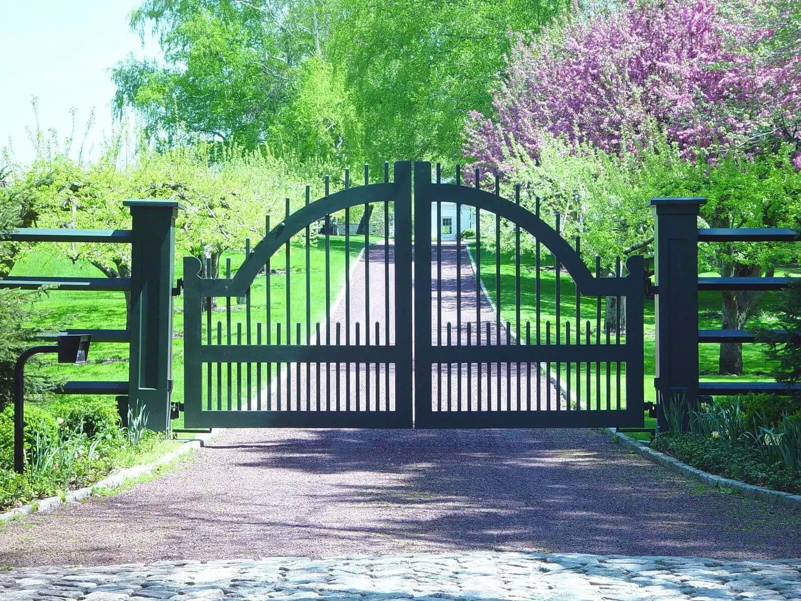 metal-driveway-gate-iron-decorat