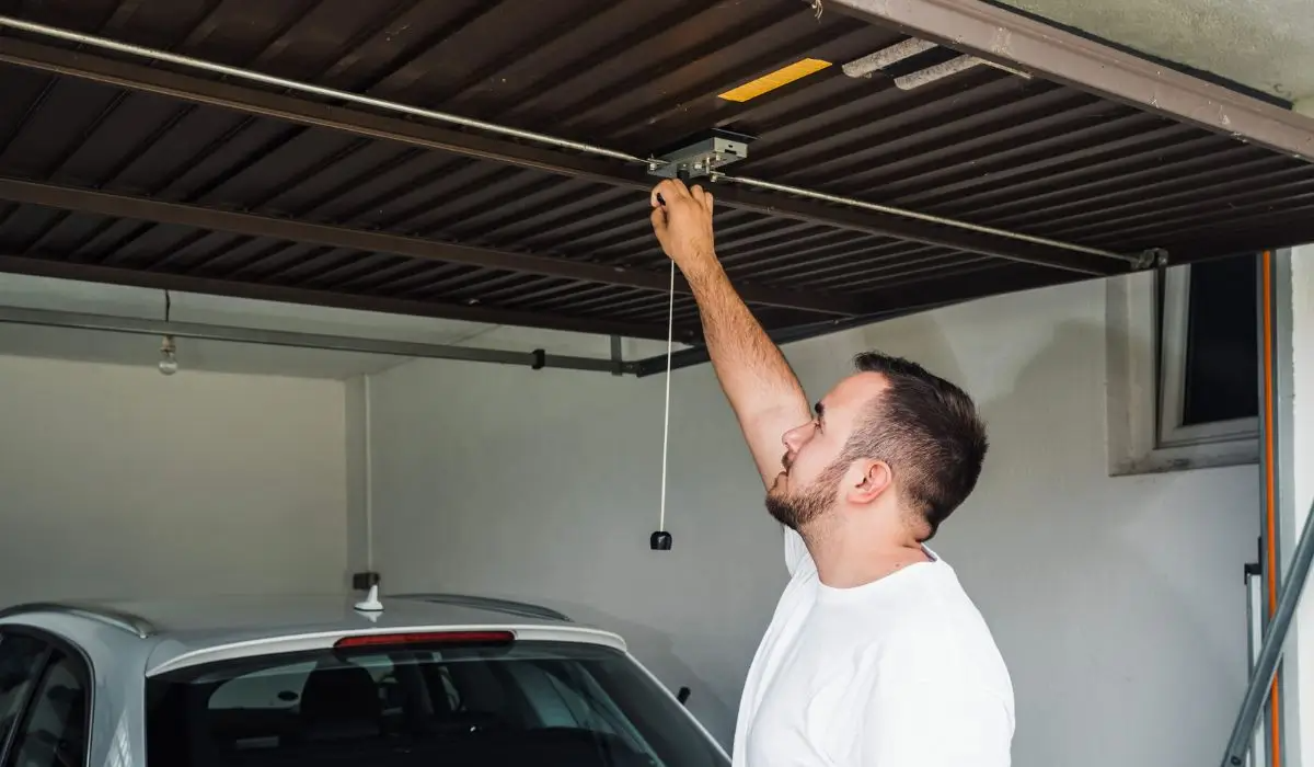 garage-door-makes-noise