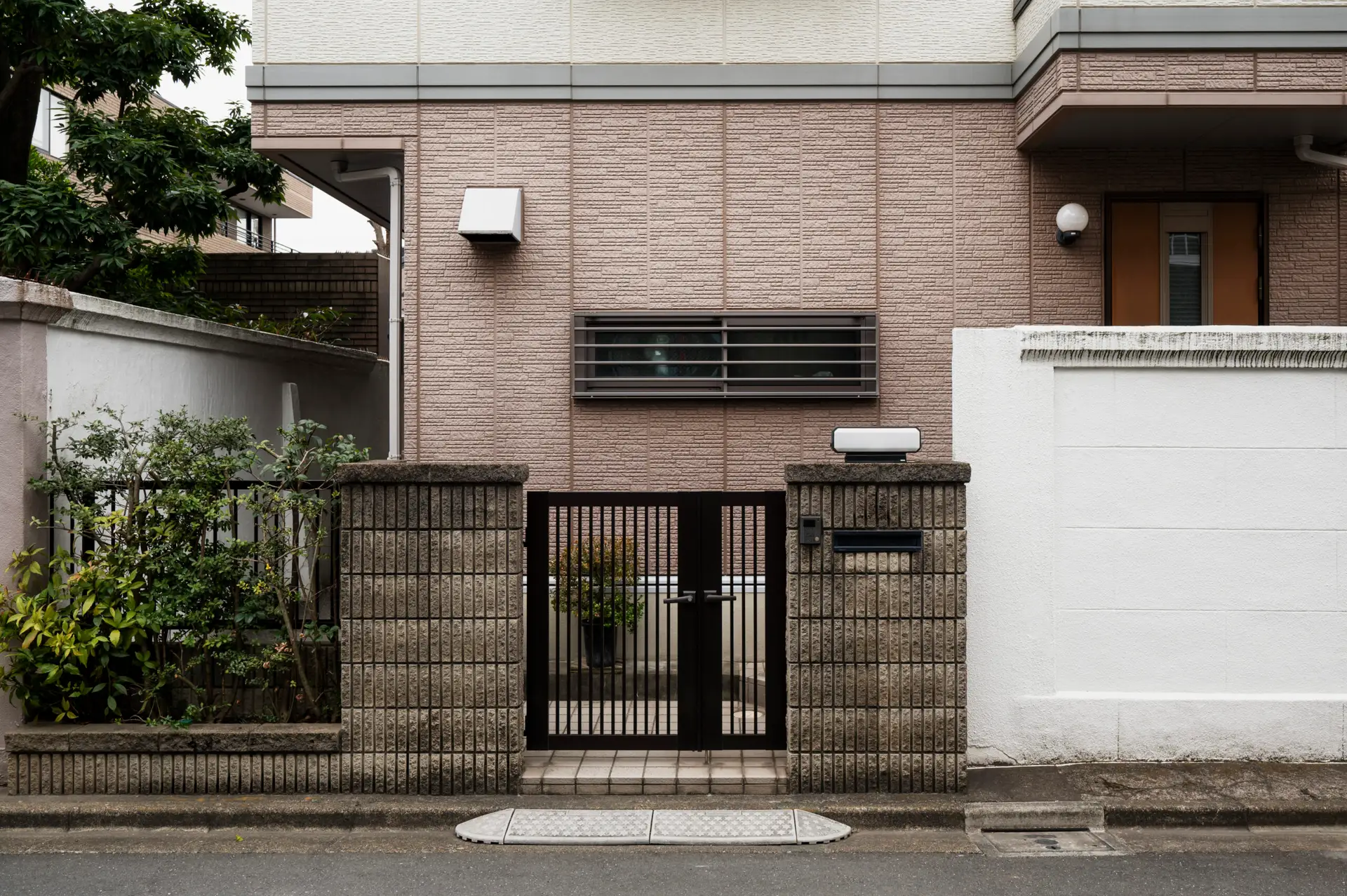 japanese-culture-house-entrance-with-fence