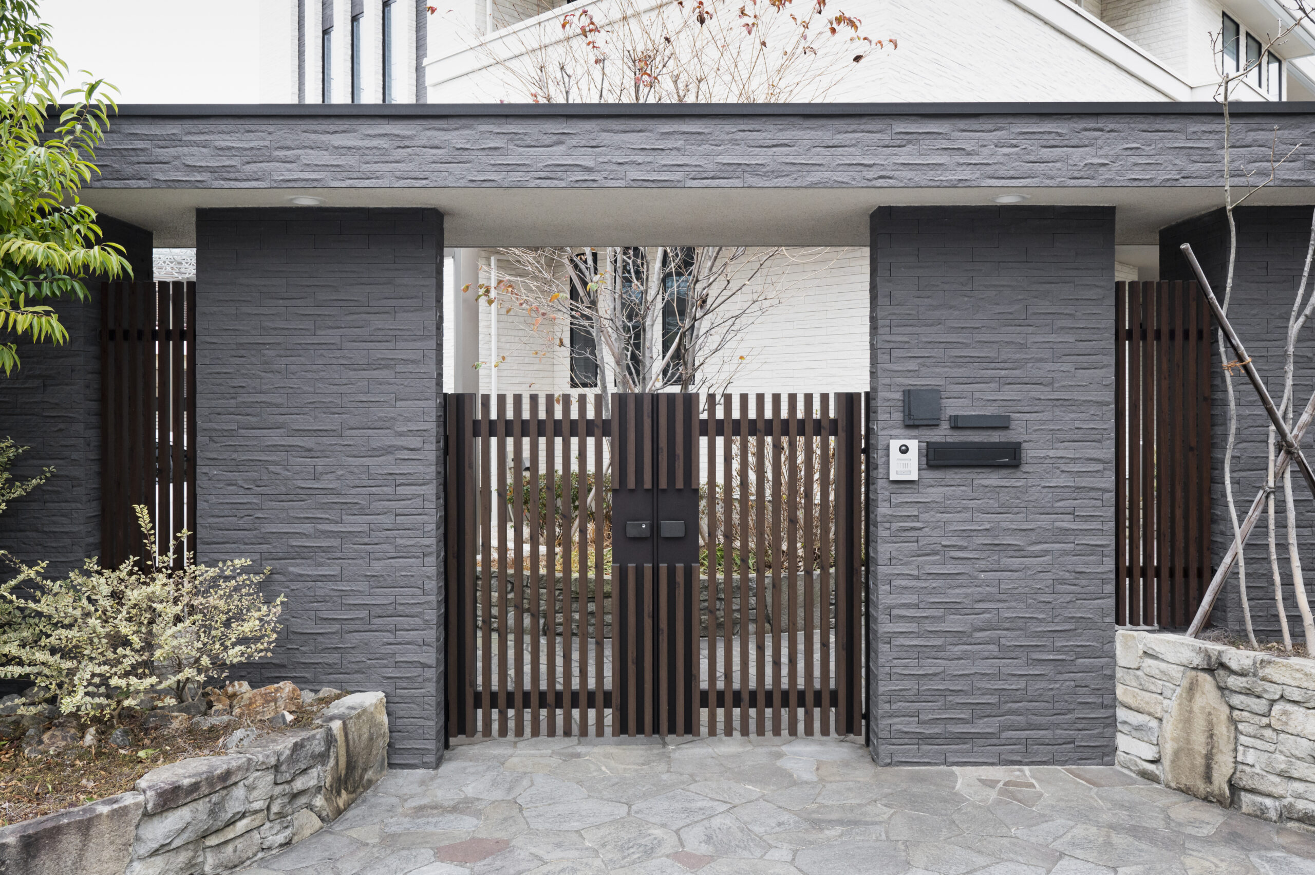 japanese-house-entrance-with-fence (1)