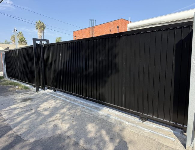Commercial sliding gate